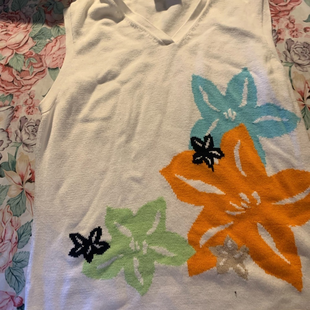 Liz Claiborne Womem’s Floral Sleeveless Top with V-Neck